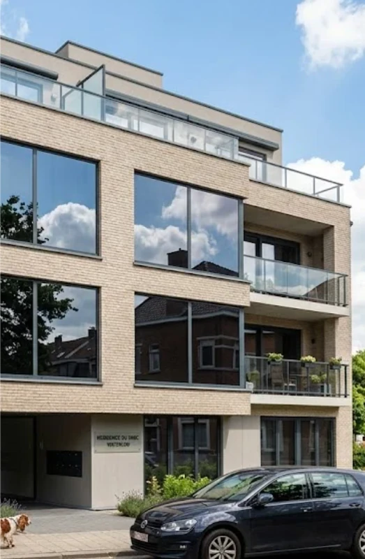 Façade de maison avec vitrages teintés à Bruxelles