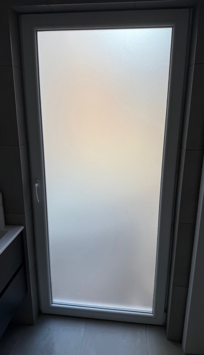Porte vitrée avec film blanc mat posé sur la moitié inférieure